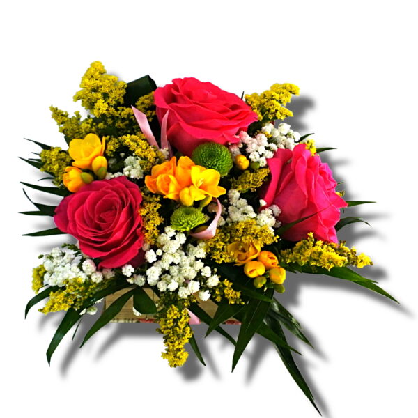 Aranjament floral ocazii speciale cu Trandafir, Solidago galben, Frezii, Santini