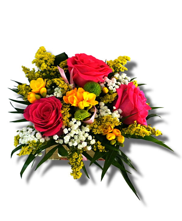 Aranjament floral ocazii speciale cu Trandafir, Solidago galben, Frezii, Santini