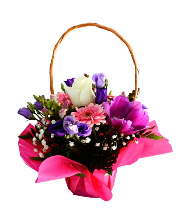 aranjament-floral in cos cu hartie colorata roz
