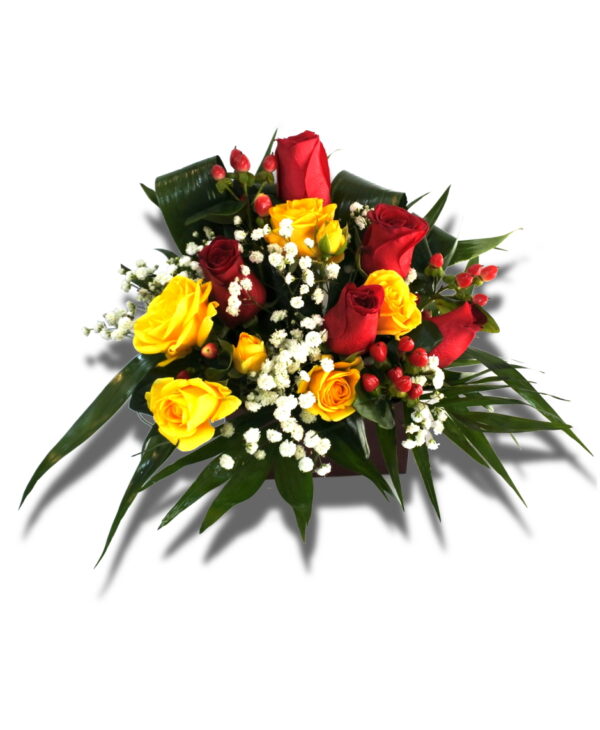 Aranjament floral cutie cadou care contine Trandafir, Miniroza, Hipericum