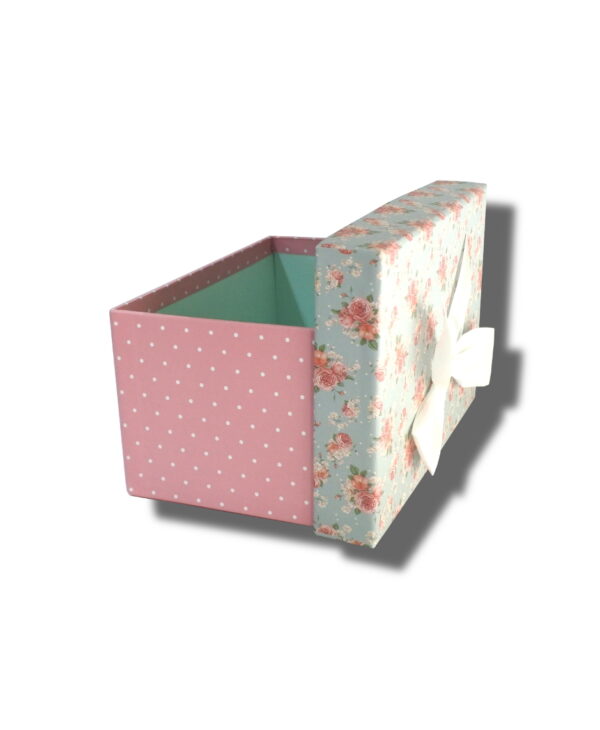 cutie-roz cu funda alba pentru aranjamente florale sau cadouri cu capac deschis